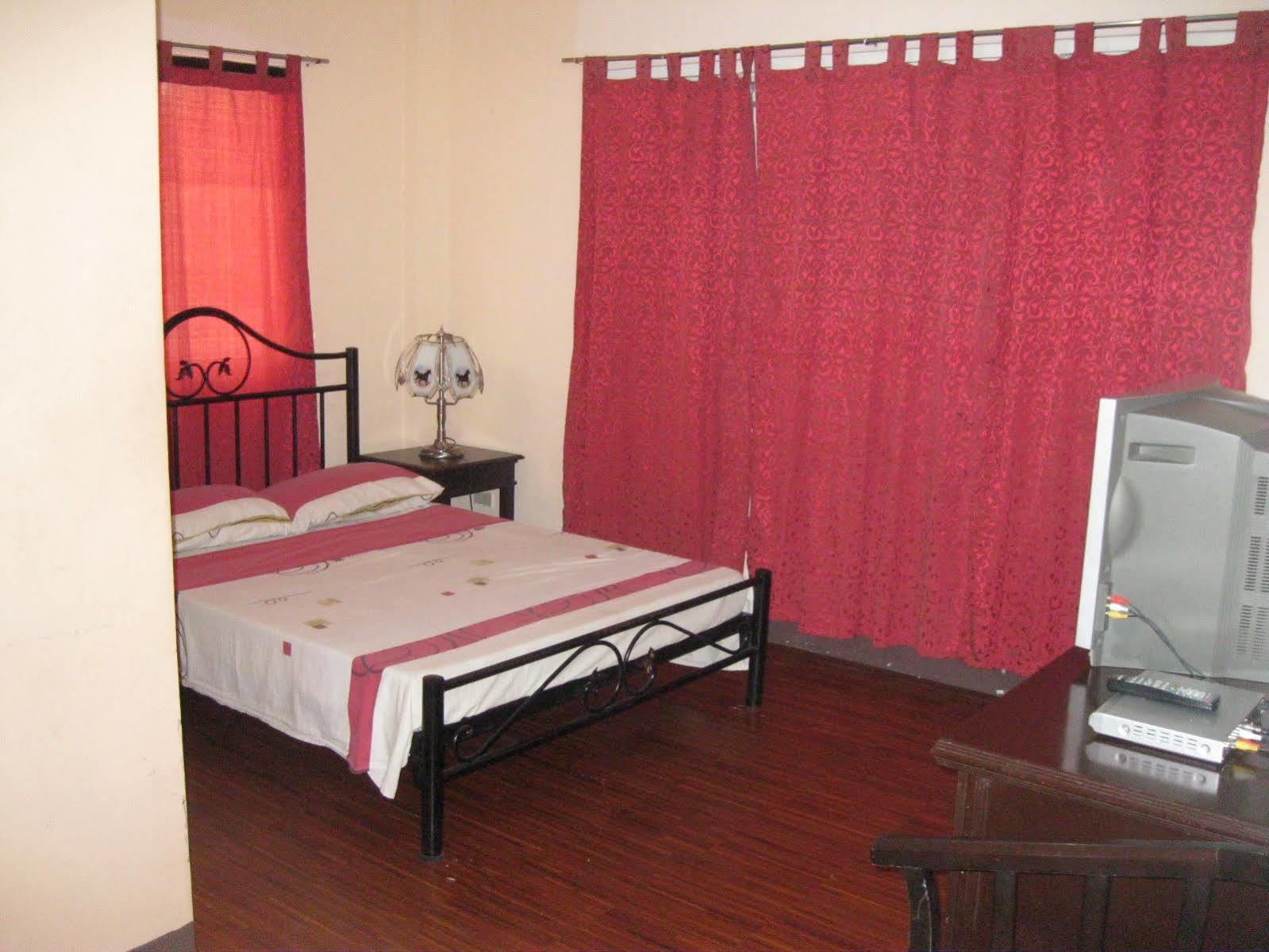 Red Tulip Hotel Angeles Bagian luar foto